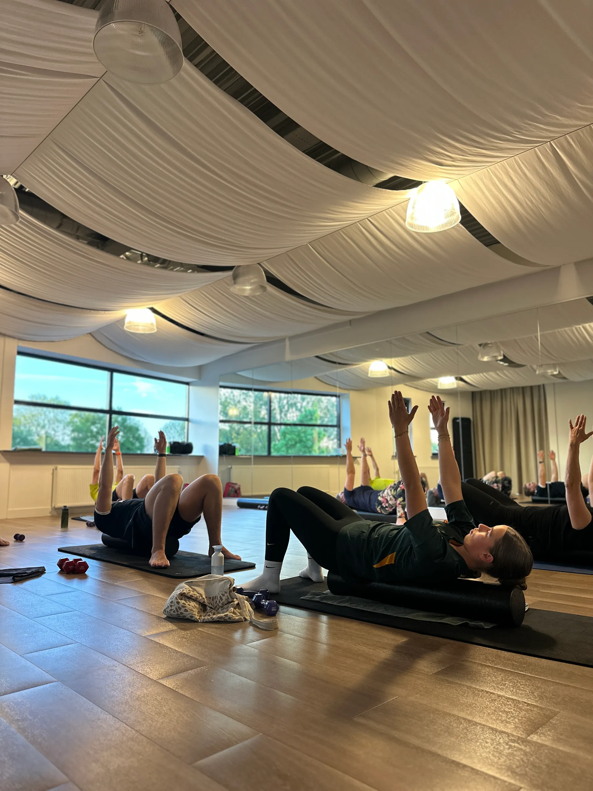 Groepsles pilates Hoevelaken - Millennium Sports pilates studio met actieve deelnemers